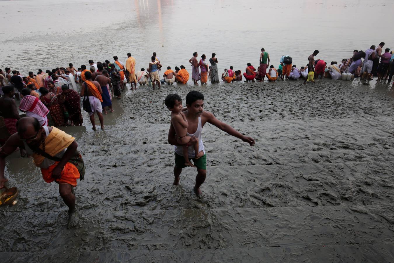 Devotos hindúes celebran el ritual «Tarpan» durante las oraciones Mahalaya, también conocidas como Pitru Paksha, en el tanque de agua de Banganga en Bombay (India). Mahalaya se celebra siete días antes del festival hindú Durga Puja, con fieles que prometen obediencia a sus antepasados fallecidos.