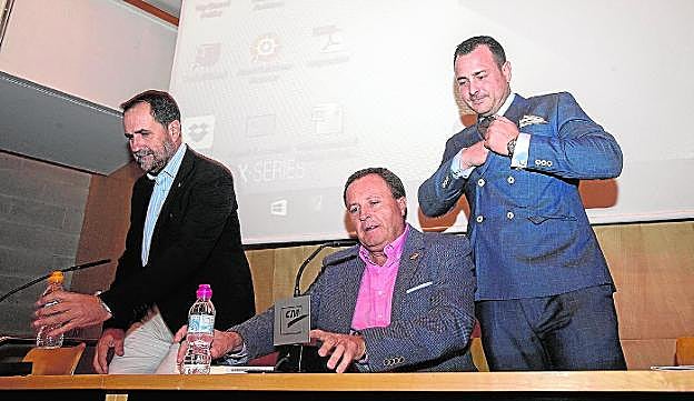Luis M. Pérez Adán, José Franco y Antonio Casado, anoche, presentaron 'El último linchamiento'. 