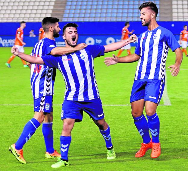 Andrés, en el centro, celebra el gol que marcó al Unionistas. 