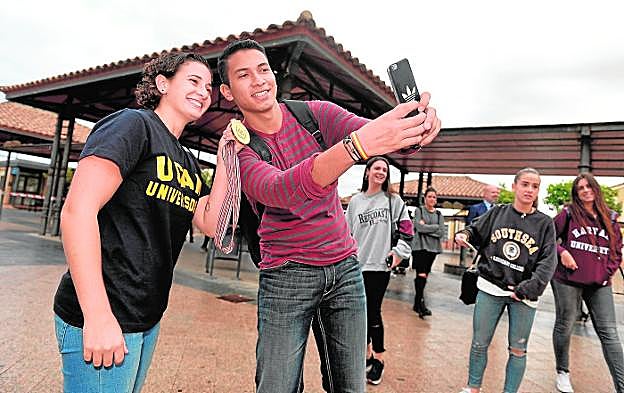 Un alumno de la UCAM se hace un selfi con Ana Carrasco, ayer en Los Jerónimos. 