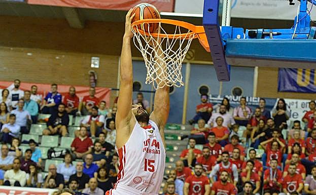 Emanuel Cate se dispone a hacer un mate.