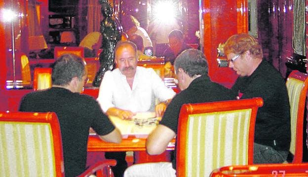 El exconcejal Fernando Berberena, en el centro, junto al intermediario Del Noce (derecha) y, de espaldas, Joaquín Peñalver y el promotor Ramón Salvador Águeda, cuyo rostro se ve reflejado en el espejo, durante la fiesta en el yate de septiembre de 2004. 