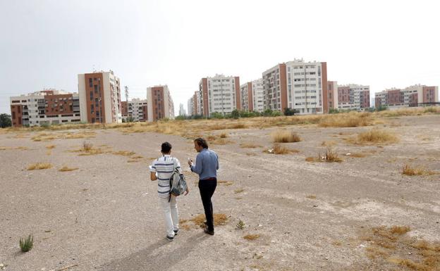 El solar de 30.000 m2 que se convertirá en zona verde. Al fondo, los edificios de Joven Futura.