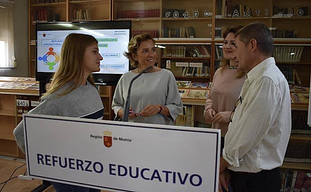 La consejera de Educación, Juventud y Deportes, Adela Martínez-Cachá, durante su visita al IES Saavedra Fajardo de Murcia, donde informó sobre la evaluación del programa. 