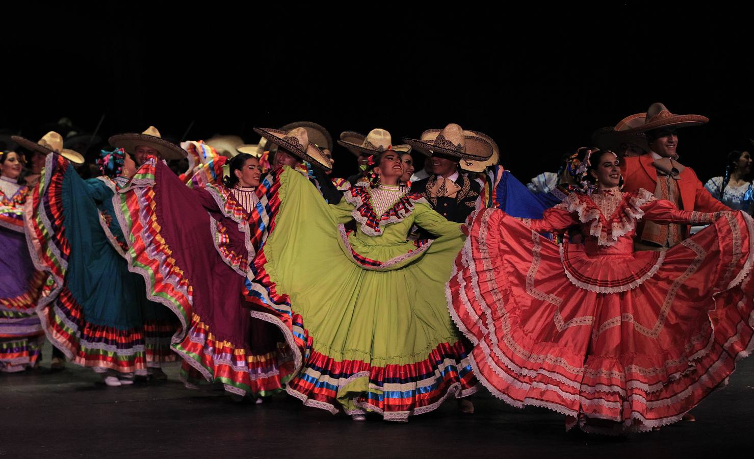 Varios alumnos participan con diferentes bailes regionales en la celebración de el 40° aniversario de la Escuela Nacional de Danza Folclórica, en el Palacio de Bellas Artes, en Ciudad de México.