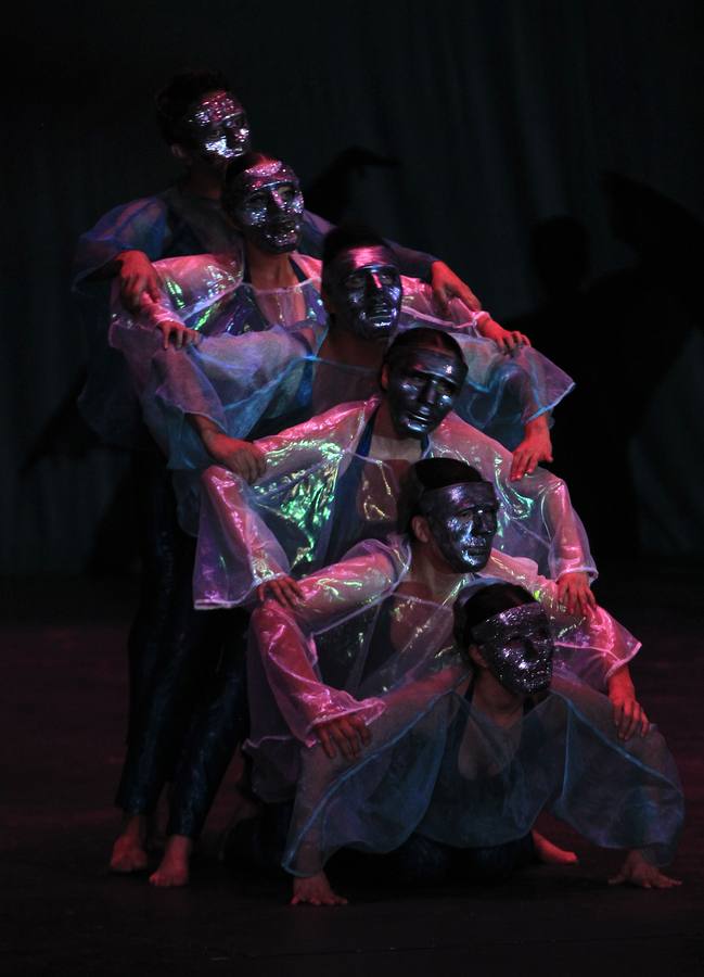 Varios alumnos participan con diferentes bailes regionales en la celebración de el 40° aniversario de la Escuela Nacional de Danza Folclórica, en el Palacio de Bellas Artes, en Ciudad de México.
