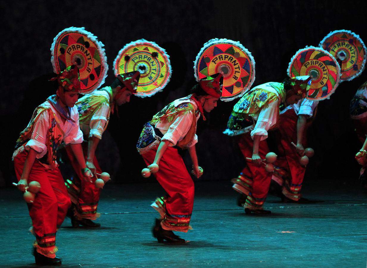 Varios alumnos participan con diferentes bailes regionales en la celebración de el 40° aniversario de la Escuela Nacional de Danza Folclórica, en el Palacio de Bellas Artes, en Ciudad de México.