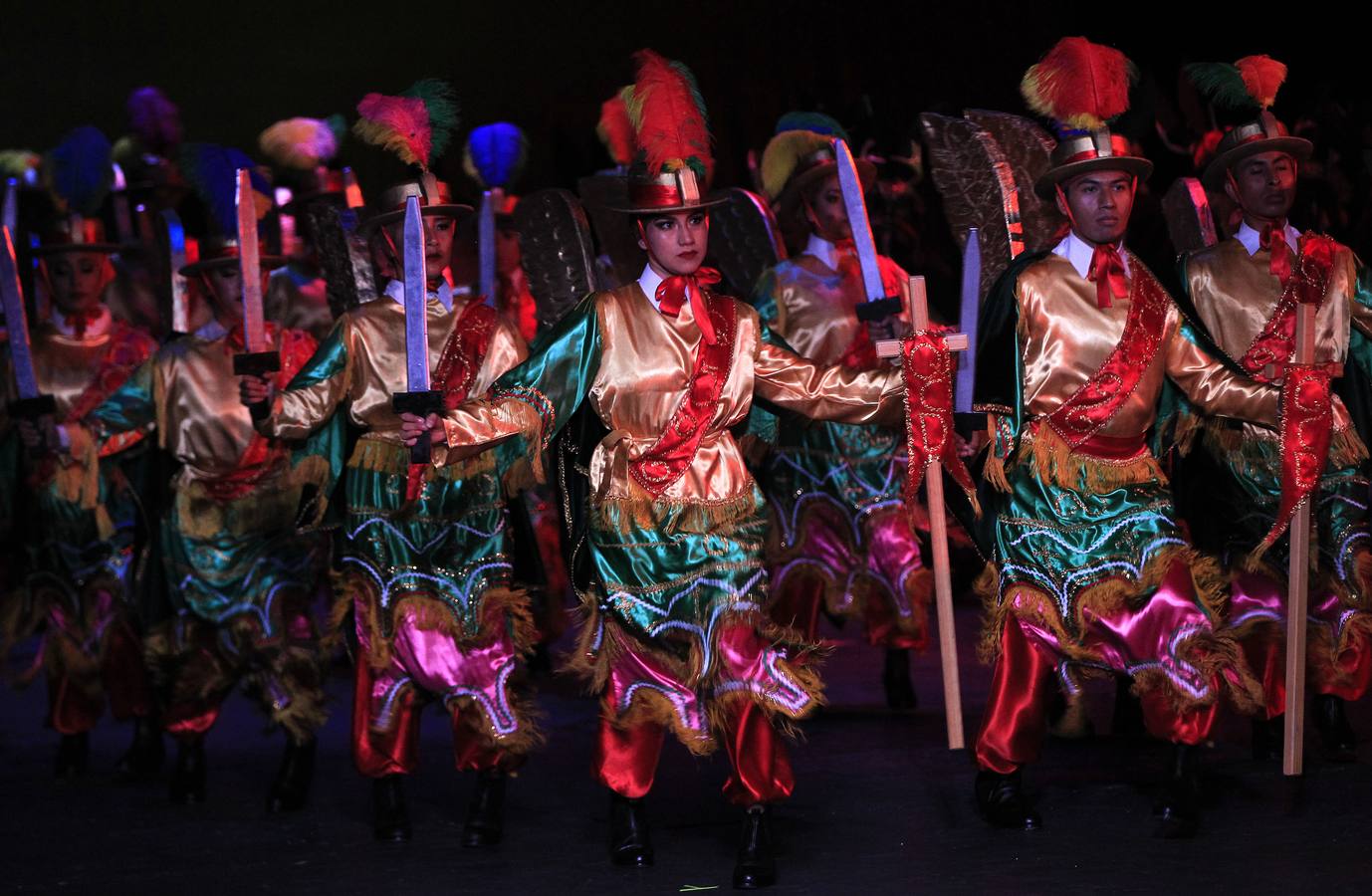 Varios alumnos participan con diferentes bailes regionales en la celebración de el 40° aniversario de la Escuela Nacional de Danza Folclórica, en el Palacio de Bellas Artes, en Ciudad de México.