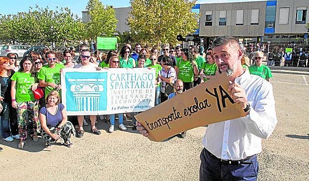 Padres y alumnos, durante la manifestación de ayer 