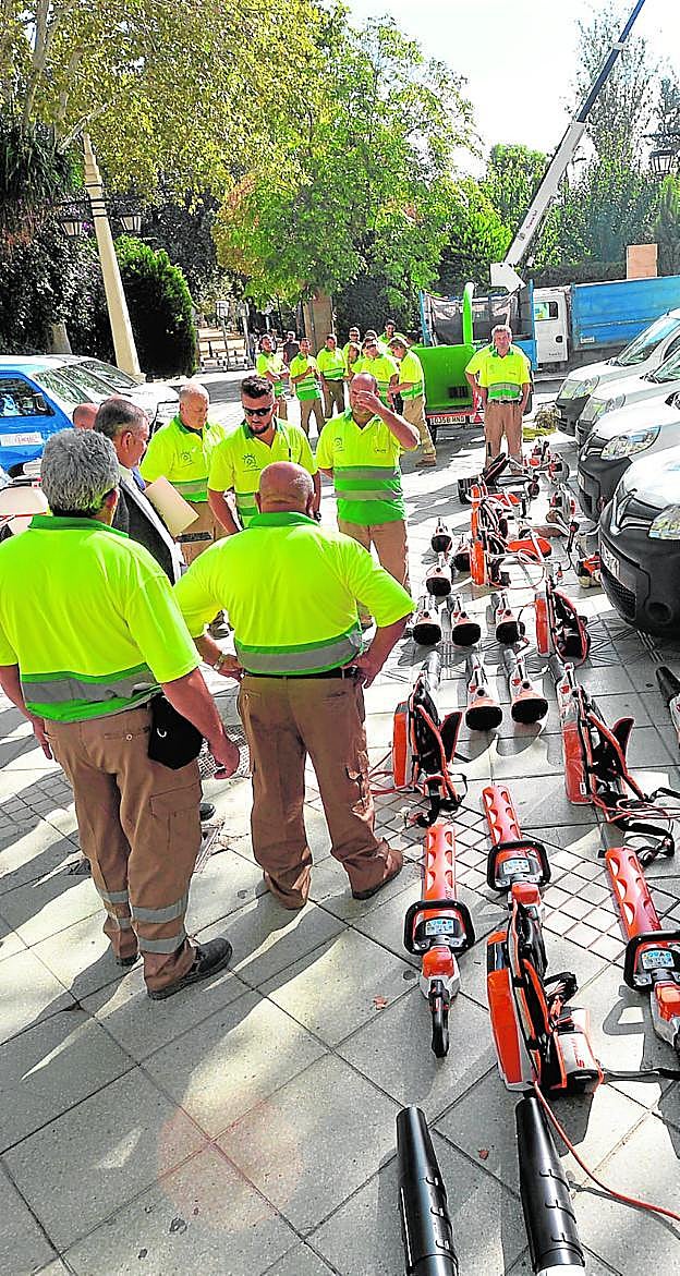 Los jardineros con la nueva maquinaria más silenciosa.