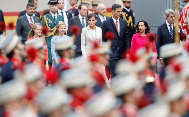 Vítores a los Reyes y abucheos y petición de elecciones al debutante Sánchez en el desfile del 12-O