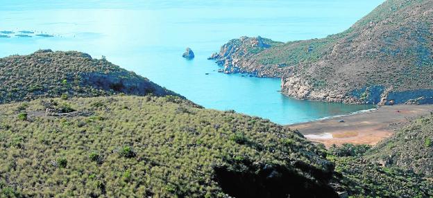 Panorámica de la cala de El Gorguel, desde la sierra de la Fausilla. A la izquierda, una piscifactoría de atún. 