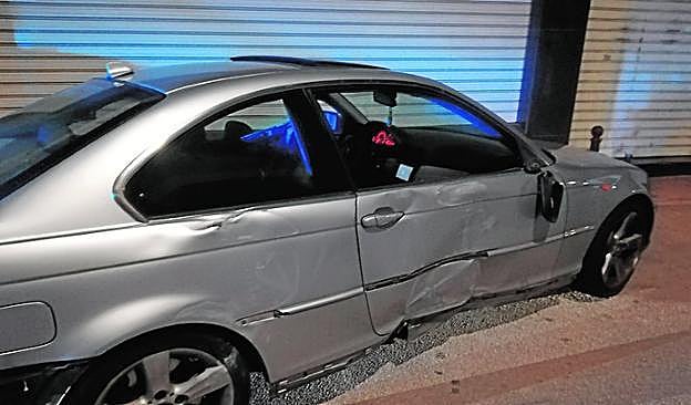 Estado en el que quedó el automóvil, tras la detención del joven. 