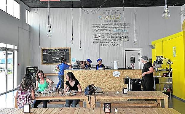 El personal de Foodtopía atiende a los clientes del comedor y el 'take away' en su 'fábrica madre' del Polígono Industrial de San Ginés. 