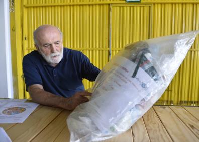 Imagen secundaria 1 - Trabajadores de Foodtopía preparan las comidas que se sirven en los cuatro locales con que cuenta ya este proyecto. | Jesús Pagán, presidente de Foodtopía, muestra una bolsa con el residuo medio diario de una familia de 4 miembros. | Una trabajadora sirve una ración de lasaña vegetal para llevar.