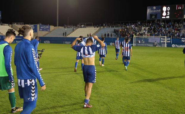 Los jugadores del Lorca abandonan el campo abatidos tras caer eliminados de la Copa por la Cultural Leonesa, anoche. 