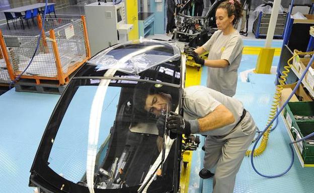 Empleados de Renault en la cadena de montaje de su factoría de Valladolid.