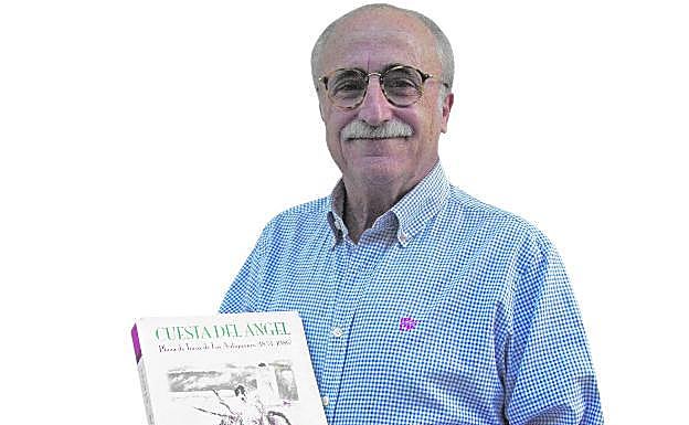 José Juan Aniorte, con el libro que presentará mañana. 
