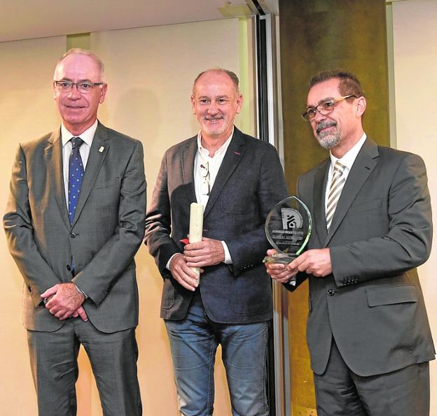 García-Córcoles recibe el premio de Apirm. A. Durán / EFQ