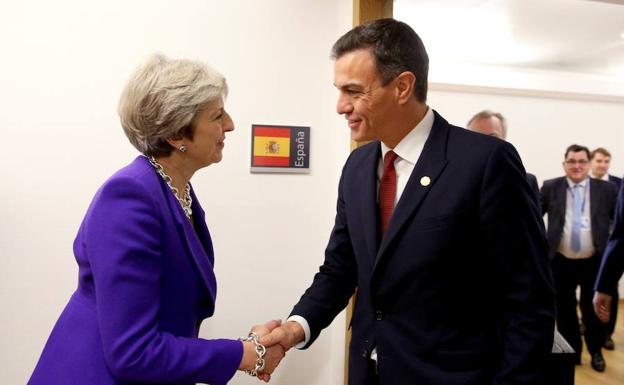 Pedro Sánchez conversa con la primera ministra británica, Theresa May, en la segunda jornada consecutiva de la cumbre europea de Bruselas, en Bélgica.