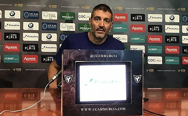 Javi Juárez, entrenador del UCAM Murcia, en la rueda de prensa de este viernes.