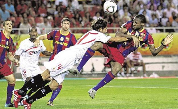 Seydou Keita remata en un Sevilla-Barcelona de 2010. 