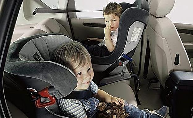 Los expertos avisan: esta es la forma correcta de colocar la silla infantil en el coche