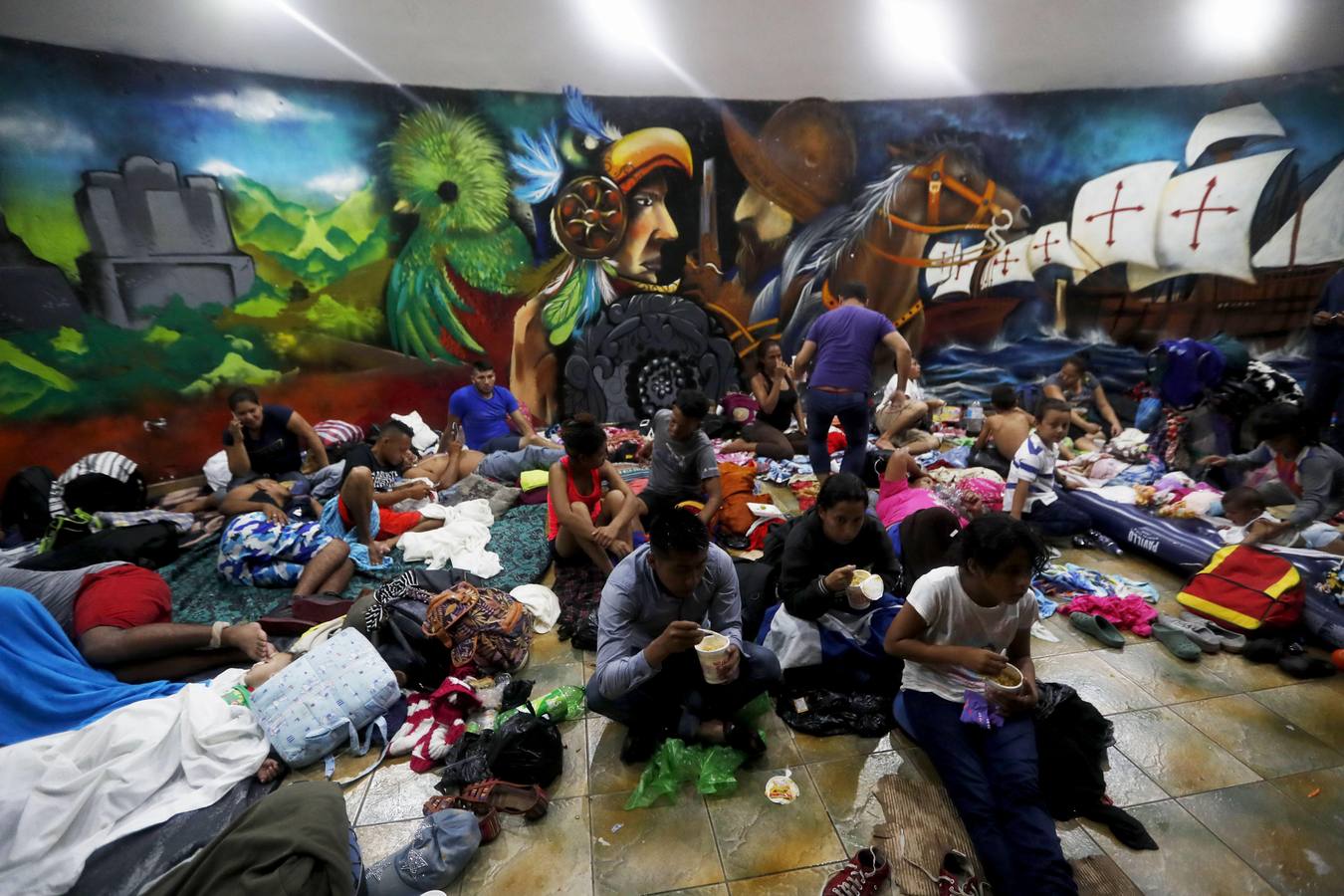 Una avanzada de la caravana de migrantes hondureños comienzan a adentrarse en México, donde fueron recibidos por un dispositivo de agentes de migración. Los primeros migrantes cruzaron el puente fronterizo entre Tecún Umán (Guatemala) y Ciudad Hidalgo (México), y algunos más utilizaron barcazas para cruzar el río Suchiate.