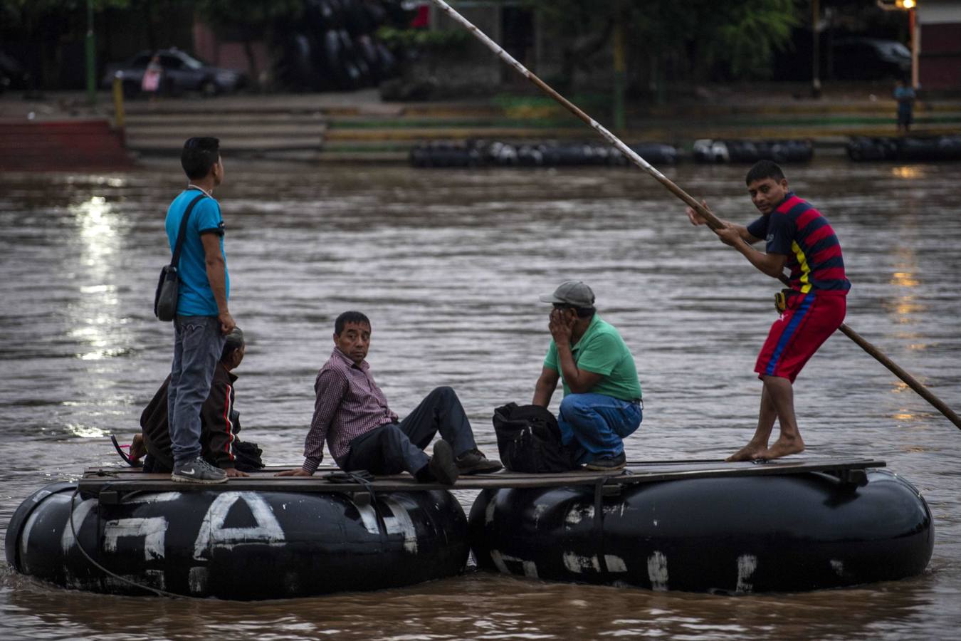 Una avanzada de la caravana de migrantes hondureños comienzan a adentrarse en México, donde fueron recibidos por un dispositivo de agentes de migración. Los primeros migrantes cruzaron el puente fronterizo entre Tecún Umán (Guatemala) y Ciudad Hidalgo (México), y algunos más utilizaron barcazas para cruzar el río Suchiate.