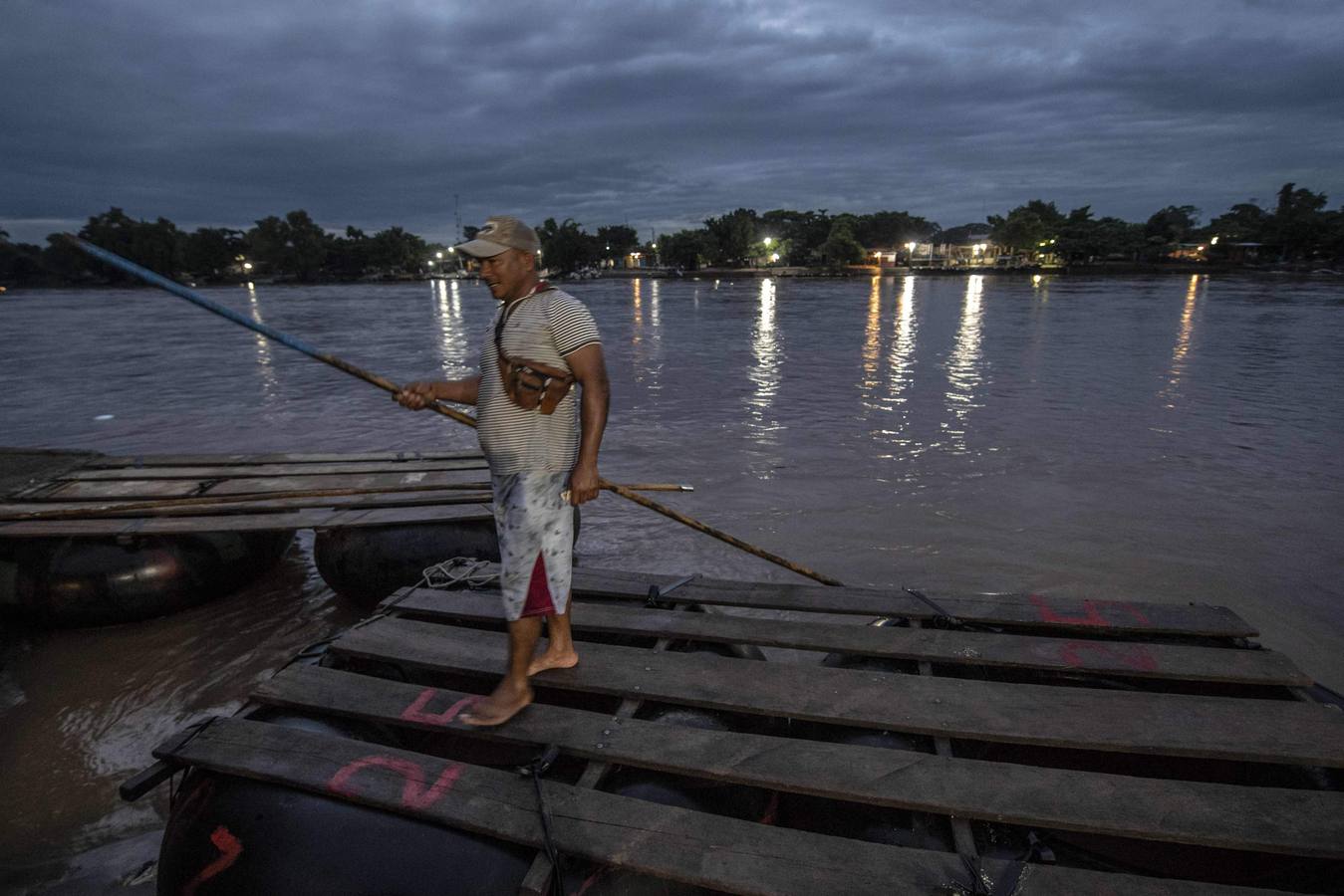Una avanzada de la caravana de migrantes hondureños comienzan a adentrarse en México, donde fueron recibidos por un dispositivo de agentes de migración. Los primeros migrantes cruzaron el puente fronterizo entre Tecún Umán (Guatemala) y Ciudad Hidalgo (México), y algunos más utilizaron barcazas para cruzar el río Suchiate.