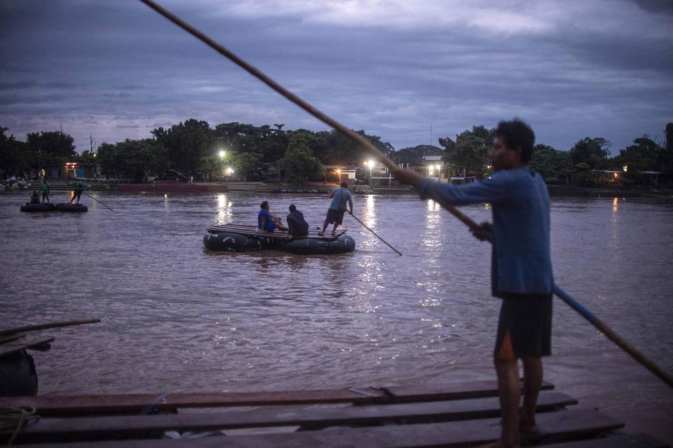 Una avanzada de la caravana de migrantes hondureños comienzan a adentrarse en México, donde fueron recibidos por un dispositivo de agentes de migración. Los primeros migrantes cruzaron el puente fronterizo entre Tecún Umán (Guatemala) y Ciudad Hidalgo (México), y algunos más utilizaron barcazas para cruzar el río Suchiate.