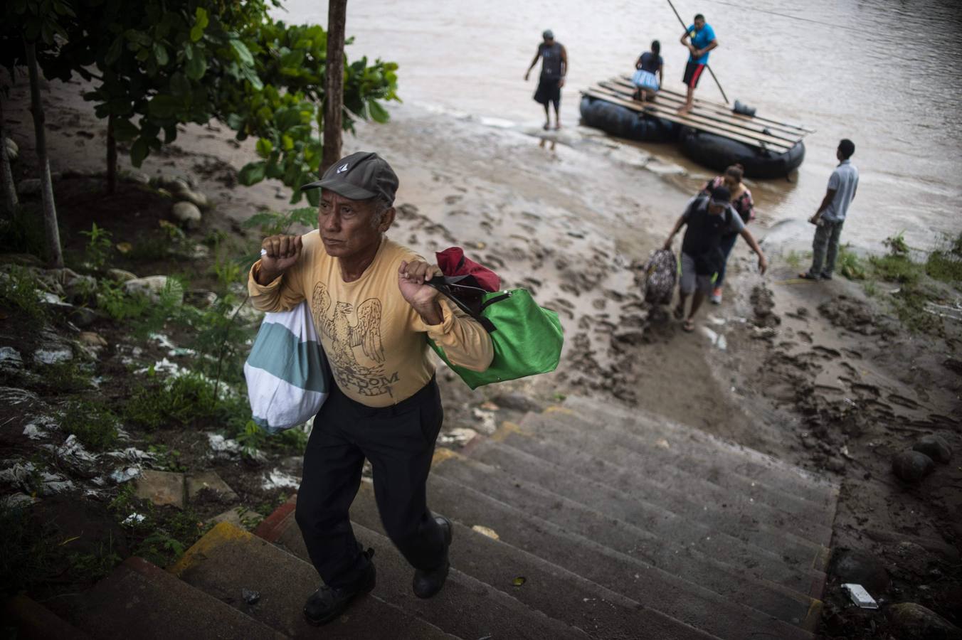 Una avanzada de la caravana de migrantes hondureños comienzan a adentrarse en México, donde fueron recibidos por un dispositivo de agentes de migración. Los primeros migrantes cruzaron el puente fronterizo entre Tecún Umán (Guatemala) y Ciudad Hidalgo (México), y algunos más utilizaron barcazas para cruzar el río Suchiate.