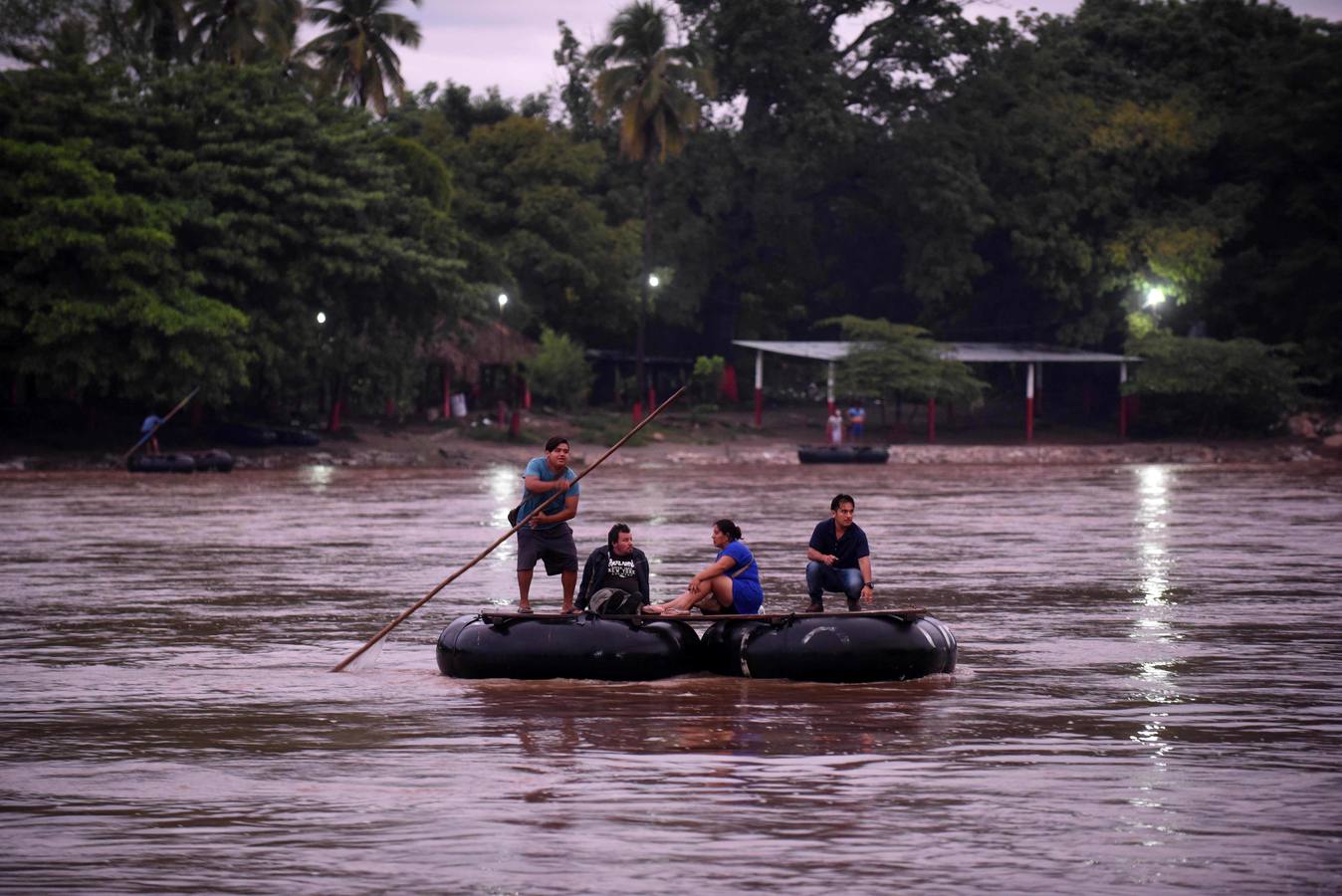 Una avanzada de la caravana de migrantes hondureños comienzan a adentrarse en México, donde fueron recibidos por un dispositivo de agentes de migración. Los primeros migrantes cruzaron el puente fronterizo entre Tecún Umán (Guatemala) y Ciudad Hidalgo (México), y algunos más utilizaron barcazas para cruzar el río Suchiate.