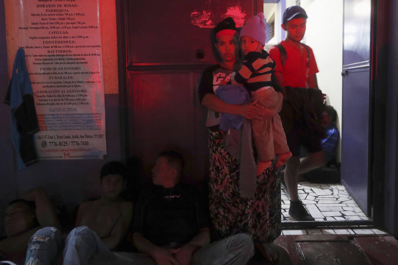 Una avanzada de la caravana de migrantes hondureños comienzan a adentrarse en México, donde fueron recibidos por un dispositivo de agentes de migración. Los primeros migrantes cruzaron el puente fronterizo entre Tecún Umán (Guatemala) y Ciudad Hidalgo (México), y algunos más utilizaron barcazas para cruzar el río Suchiate.