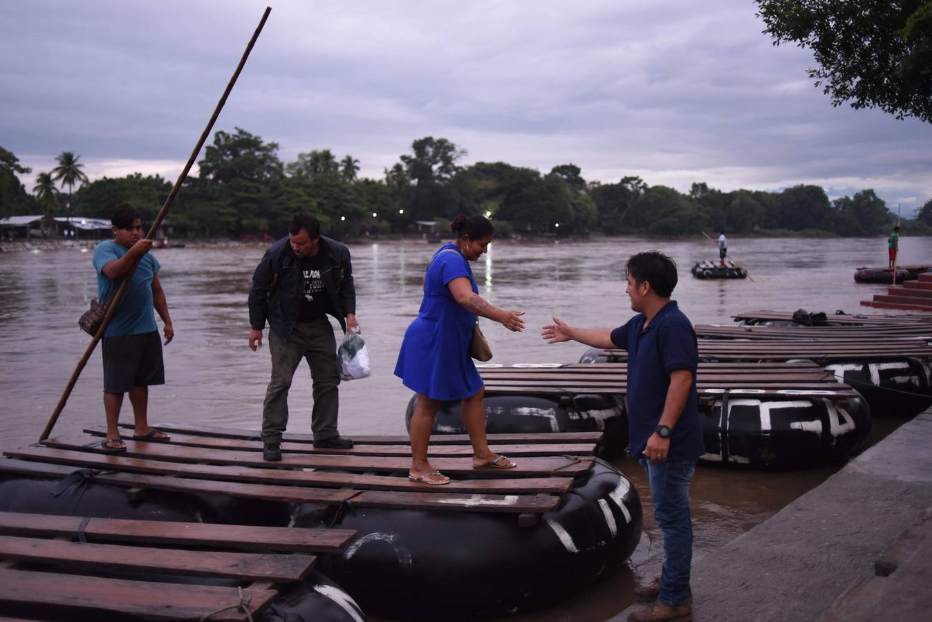 Una avanzada de la caravana de migrantes hondureños comienzan a adentrarse en México, donde fueron recibidos por un dispositivo de agentes de migración. Los primeros migrantes cruzaron el puente fronterizo entre Tecún Umán (Guatemala) y Ciudad Hidalgo (México), y algunos más utilizaron barcazas para cruzar el río Suchiate.
