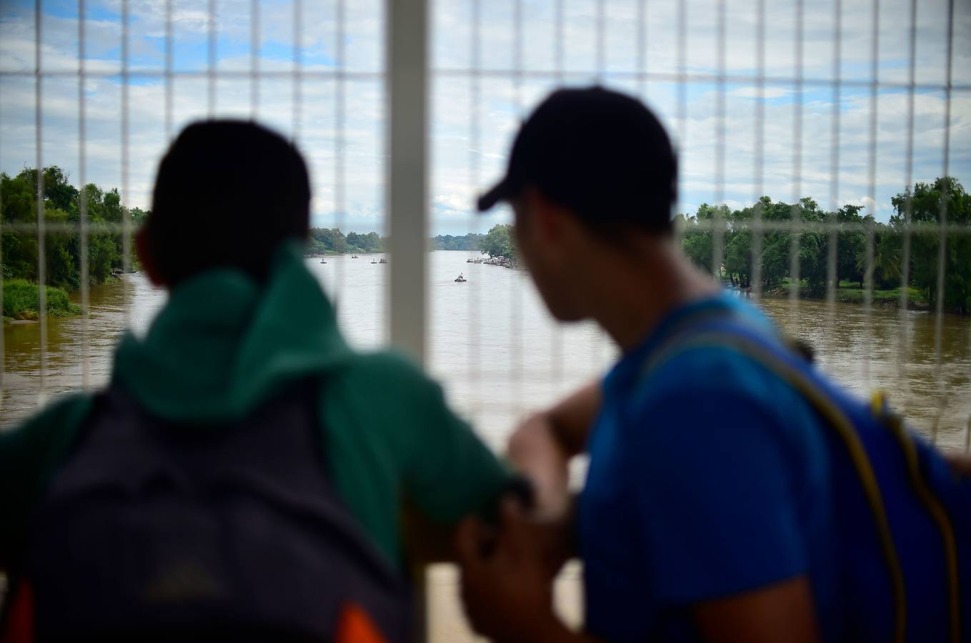 Una avanzada de la caravana de migrantes hondureños comienzan a adentrarse en México, donde fueron recibidos por un dispositivo de agentes de migración. Los primeros migrantes cruzaron el puente fronterizo entre Tecún Umán (Guatemala) y Ciudad Hidalgo (México), y algunos más utilizaron barcazas para cruzar el río Suchiate.