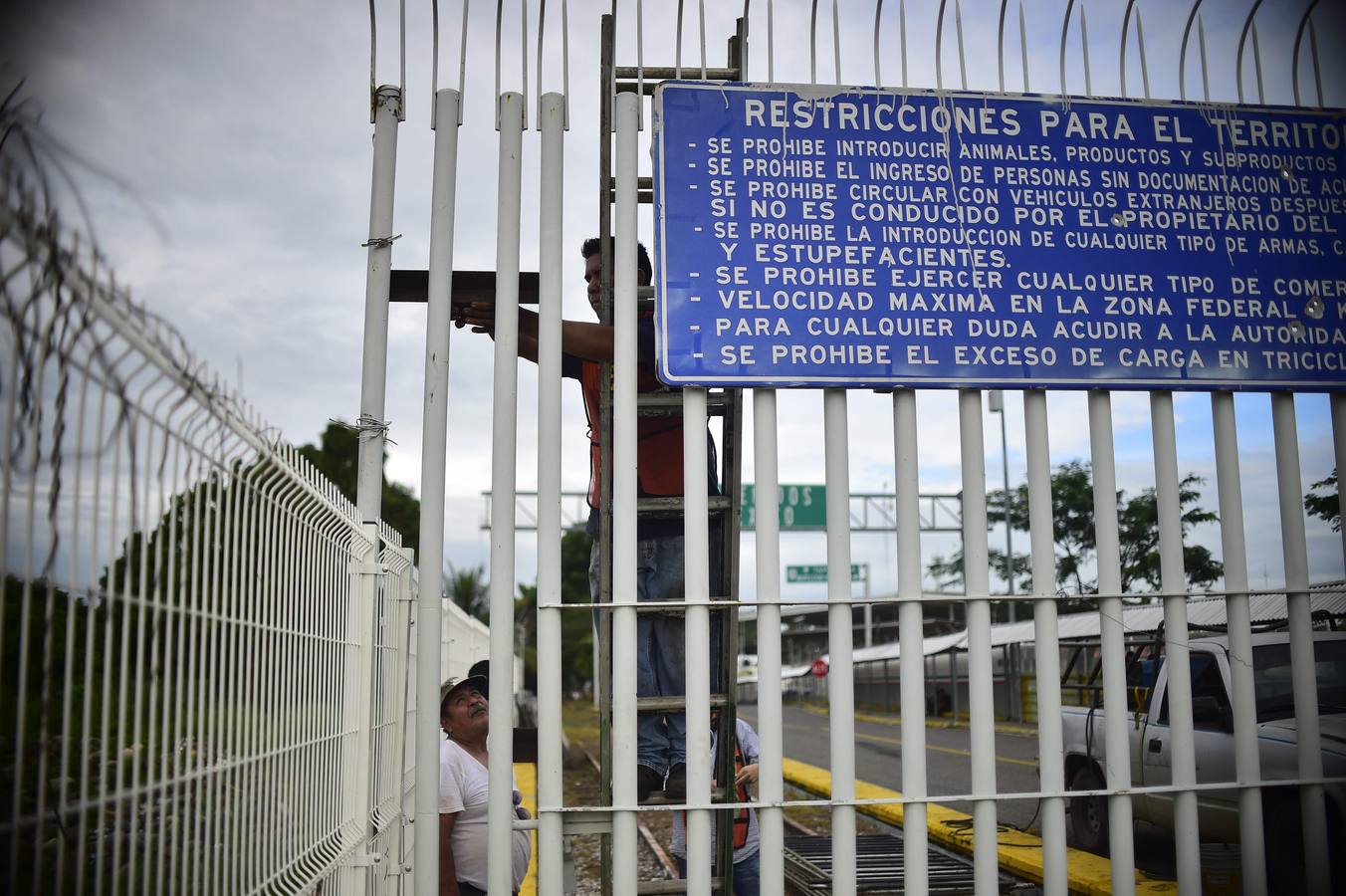 Una avanzada de la caravana de migrantes hondureños comienzan a adentrarse en México, donde fueron recibidos por un dispositivo de agentes de migración. Los primeros migrantes cruzaron el puente fronterizo entre Tecún Umán (Guatemala) y Ciudad Hidalgo (México), y algunos más utilizaron barcazas para cruzar el río Suchiate.