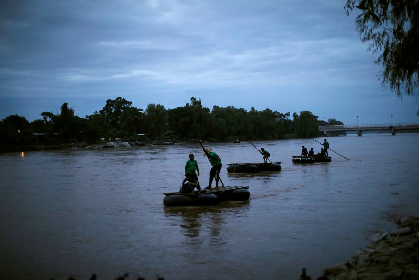 Una avanzada de la caravana de migrantes hondureños comienzan a adentrarse en México, donde fueron recibidos por un dispositivo de agentes de migración. Los primeros migrantes cruzaron el puente fronterizo entre Tecún Umán (Guatemala) y Ciudad Hidalgo (México), y algunos más utilizaron barcazas para cruzar el río Suchiate.