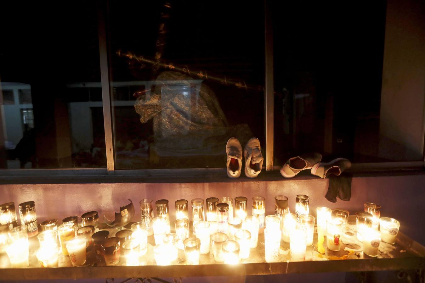 Una avanzada de la caravana de migrantes hondureños comienzan a adentrarse en México, donde fueron recibidos por un dispositivo de agentes de migración. Los primeros migrantes cruzaron el puente fronterizo entre Tecún Umán (Guatemala) y Ciudad Hidalgo (México), y algunos más utilizaron barcazas para cruzar el río Suchiate.