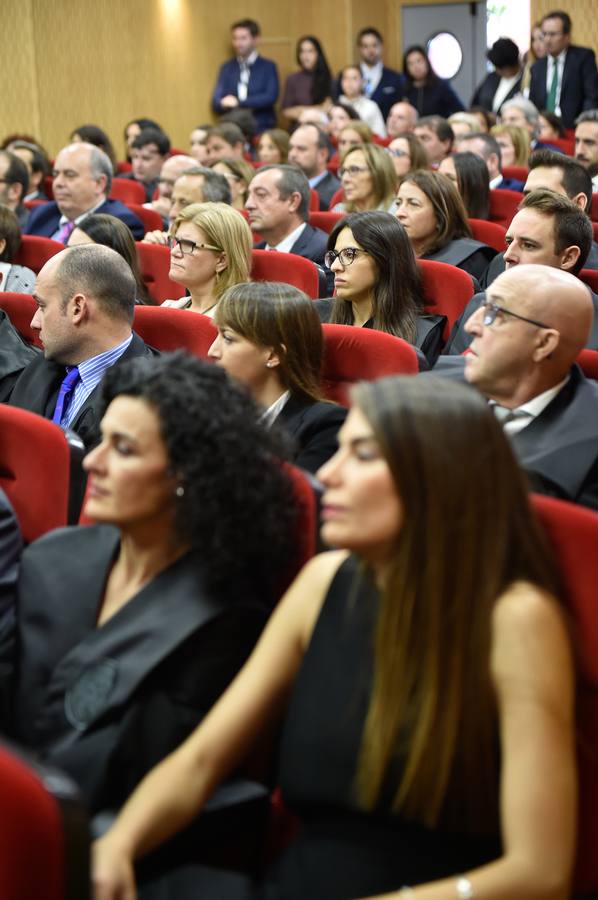 El Colegio de Abogados de Murcia presentó en la mañana de ayer sus nuevas oficinas tras finalizar las obras de rehabilitación en su sede oficial. La jornada de puertas abiertas continuó con el acto de jura o promesa de nuevos letrados y la entrega de la distinción, como colegiado honorífico, al Real Casino de Murcia.