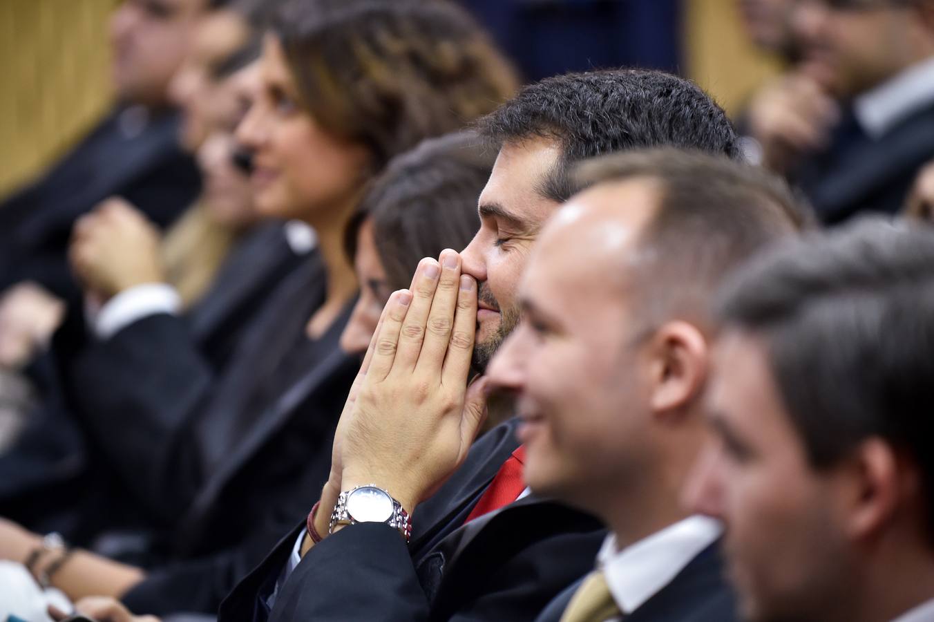 El Colegio de Abogados de Murcia presentó en la mañana de ayer sus nuevas oficinas tras finalizar las obras de rehabilitación en su sede oficial. La jornada de puertas abiertas continuó con el acto de jura o promesa de nuevos letrados y la entrega de la distinción, como colegiado honorífico, al Real Casino de Murcia.