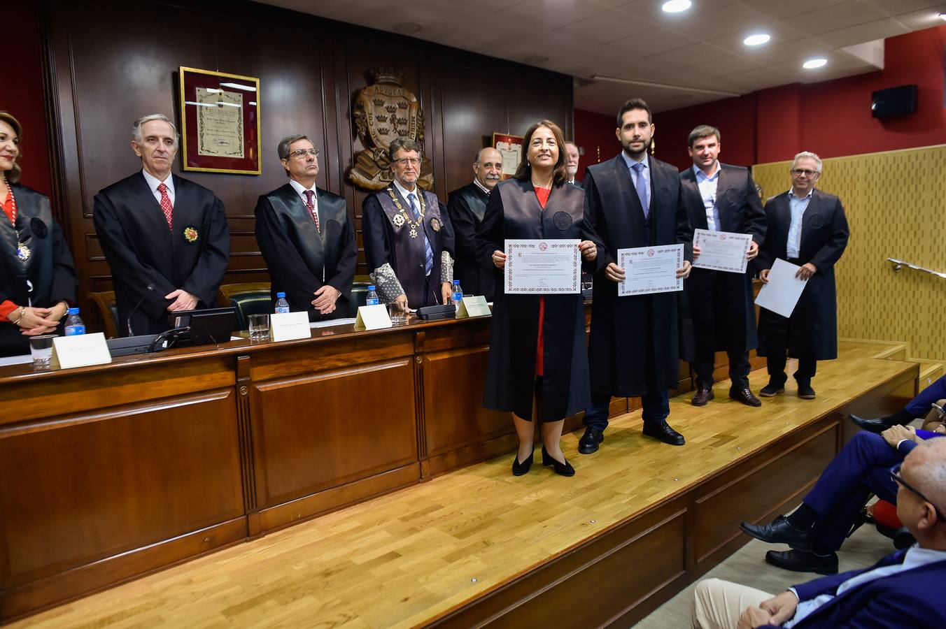 El Colegio de Abogados de Murcia presentó en la mañana de ayer sus nuevas oficinas tras finalizar las obras de rehabilitación en su sede oficial. La jornada de puertas abiertas continuó con el acto de jura o promesa de nuevos letrados y la entrega de la distinción, como colegiado honorífico, al Real Casino de Murcia.