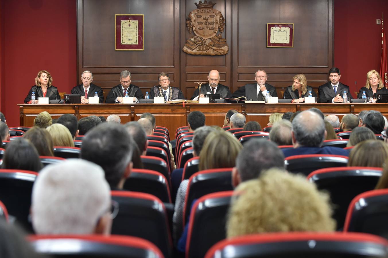 El Colegio de Abogados de Murcia presentó en la mañana de ayer sus nuevas oficinas tras finalizar las obras de rehabilitación en su sede oficial. La jornada de puertas abiertas continuó con el acto de jura o promesa de nuevos letrados y la entrega de la distinción, como colegiado honorífico, al Real Casino de Murcia.