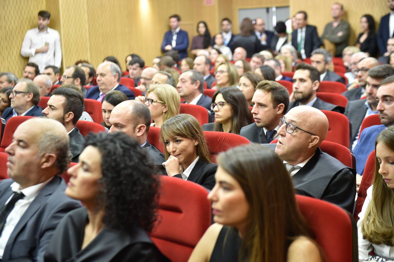 El Colegio de Abogados de Murcia presentó en la mañana de ayer sus nuevas oficinas tras finalizar las obras de rehabilitación en su sede oficial. La jornada de puertas abiertas continuó con el acto de jura o promesa de nuevos letrados y la entrega de la distinción, como colegiado honorífico, al Real Casino de Murcia.