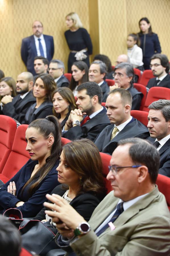 El Colegio de Abogados de Murcia presentó en la mañana de ayer sus nuevas oficinas tras finalizar las obras de rehabilitación en su sede oficial. La jornada de puertas abiertas continuó con el acto de jura o promesa de nuevos letrados y la entrega de la distinción, como colegiado honorífico, al Real Casino de Murcia.