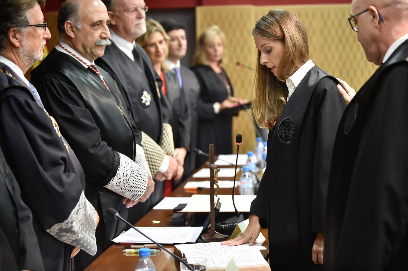 El Colegio de Abogados de Murcia presentó en la mañana de ayer sus nuevas oficinas tras finalizar las obras de rehabilitación en su sede oficial. La jornada de puertas abiertas continuó con el acto de jura o promesa de nuevos letrados y la entrega de la distinción, como colegiado honorífico, al Real Casino de Murcia.