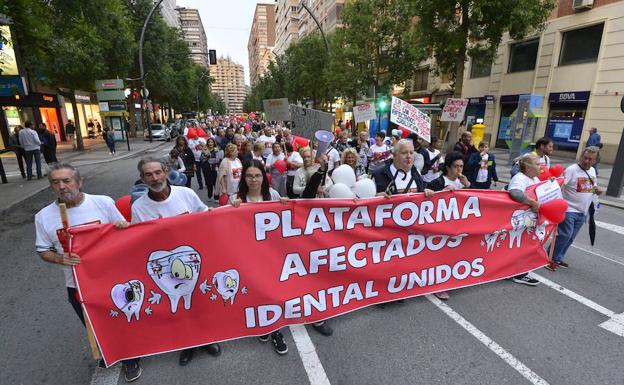 Cabecera de la manifestación de afectados de iDental, este sábado en Murcia. 