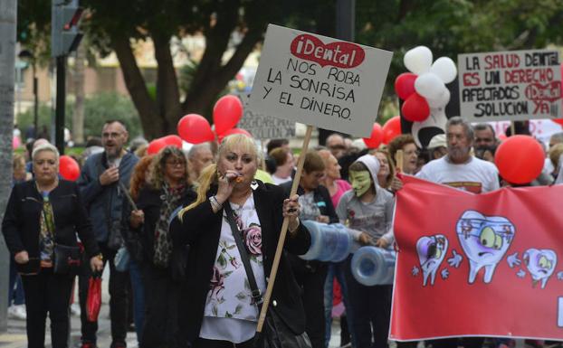 Imagen principal - Medio millar de afectados de iDental reclaman justicia en Murcia