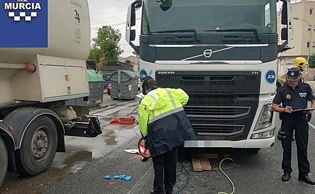 Servicios de emergencias y Policía Local, en el lugar del accidente. 