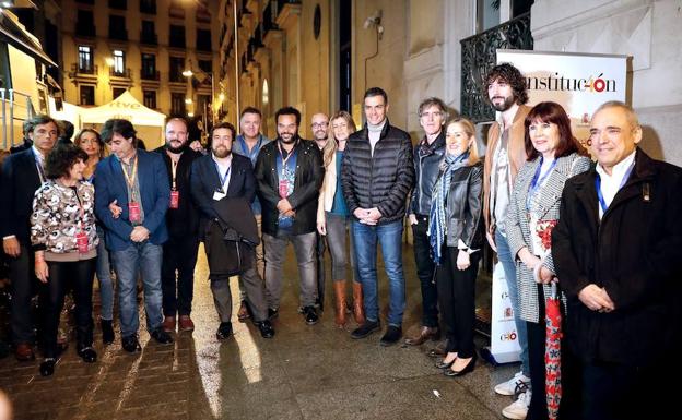 Pedro Sánchez y Ana Pastor, junto a artistas y políticos en el concierto ante el Congreso